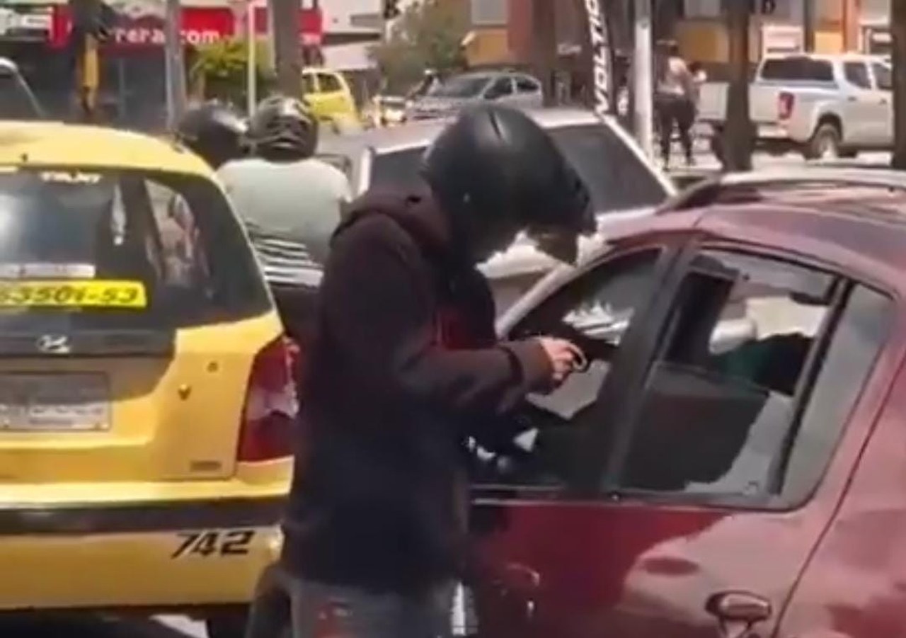 ¡Los buscan! Hasta $20 millones de recompensa por los cuatro fleteros que asaltaron a conductor en Popayán 2 Hombre armado con casco amenaza al conductor de un carro rojo en el sector de Catay, en Popayán