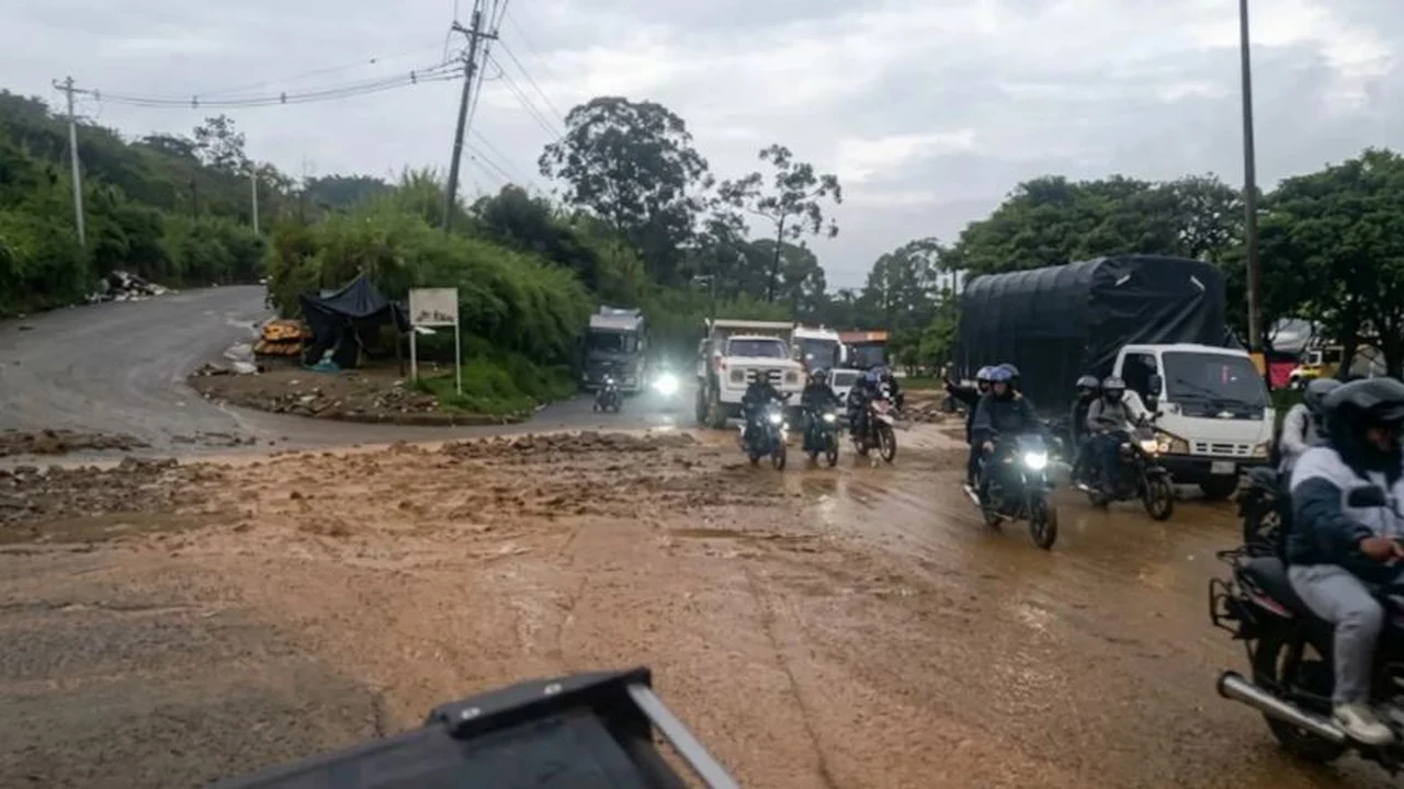 Barro sobre la Autopista Medellín – Bogotá en Zamora