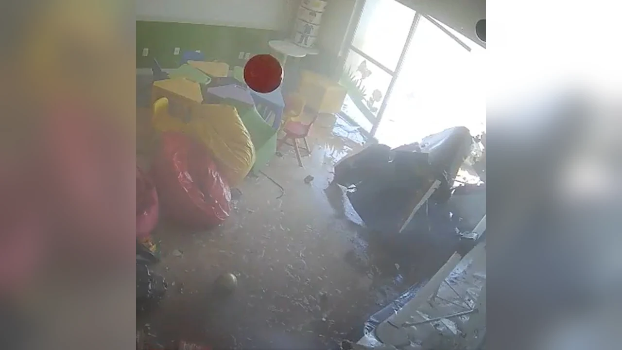 ¡Terror en Brasil! Avioneta agrícola cayó sobre una guardería con 180 niños adentro y quedó en video
