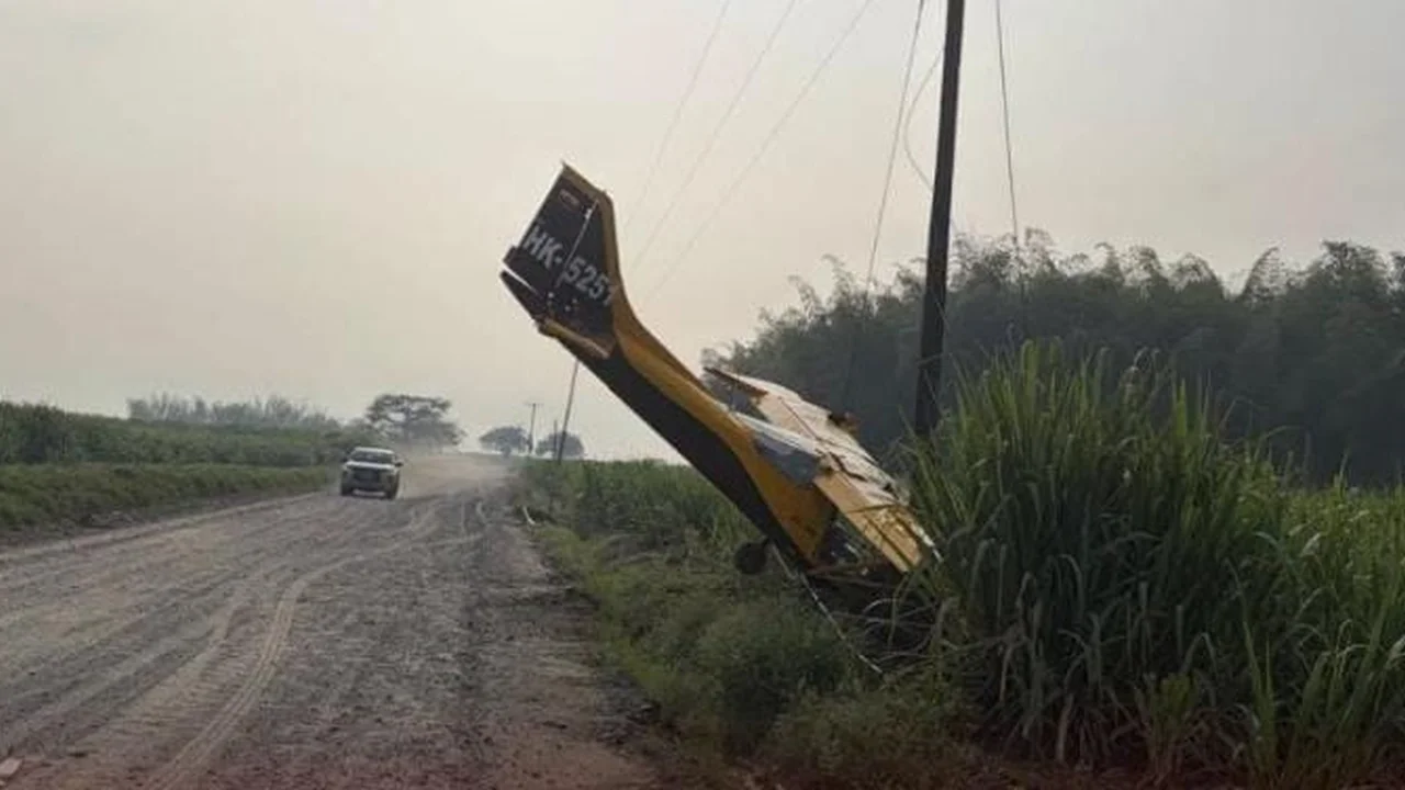 Avioneta agrícola HK 5251 accidentada junto a un cañaduzal y una vía rural de Puerto Tejada, Cauca