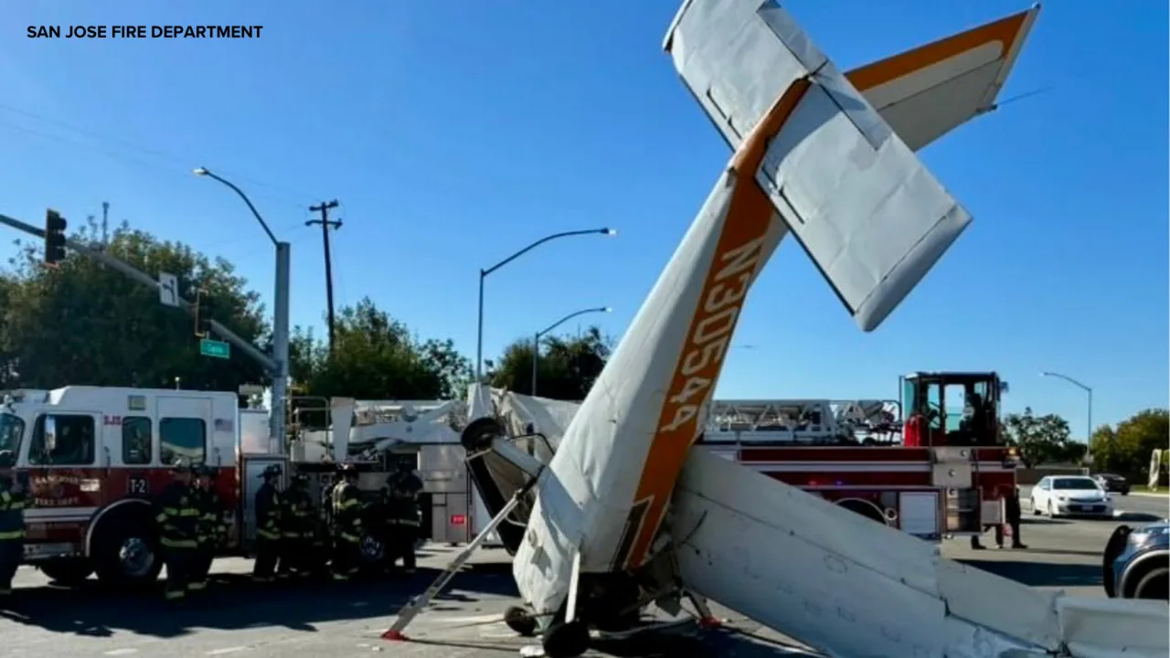 Avioneta se estrella en una intersección de San José, California: tres heridos, entre ellos un niño 2 Avioneta accidentada con la cola al aire en una intersección de San José, California, junto a camiones de bomberos