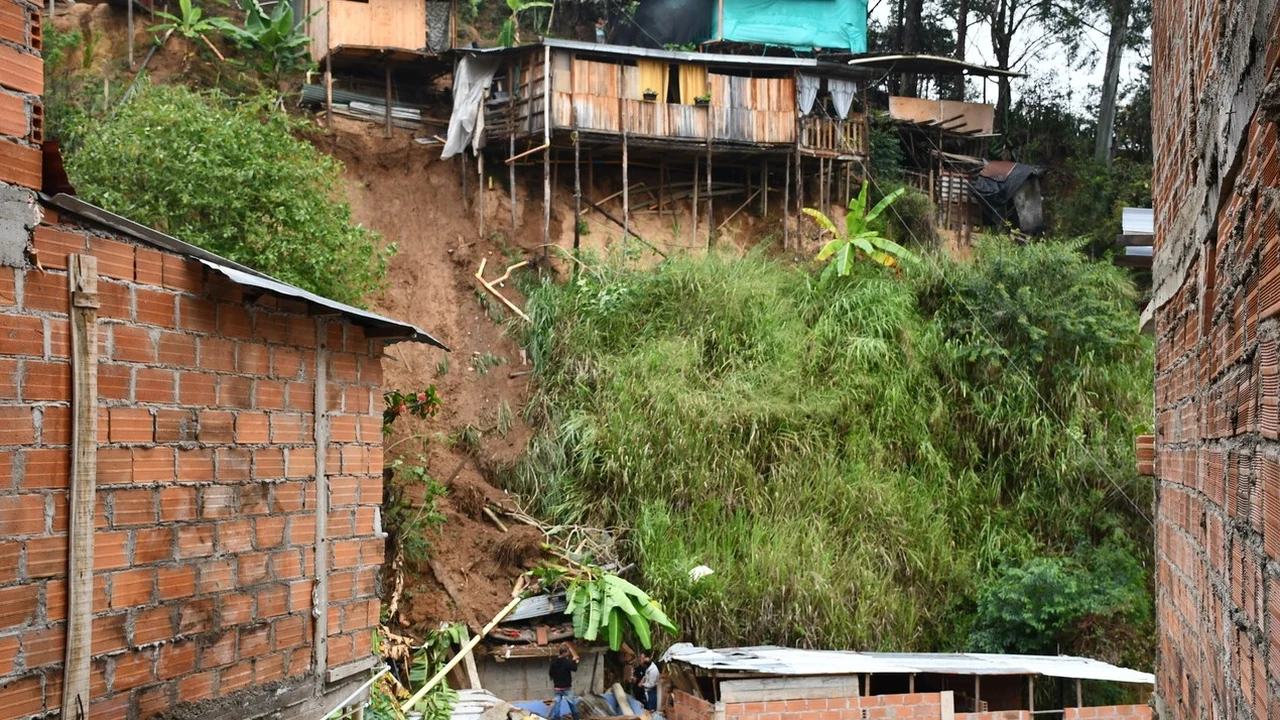 Noche de susto en Villas del Sol: la tierra cedió y dejó ocho casas afectadas en Bello