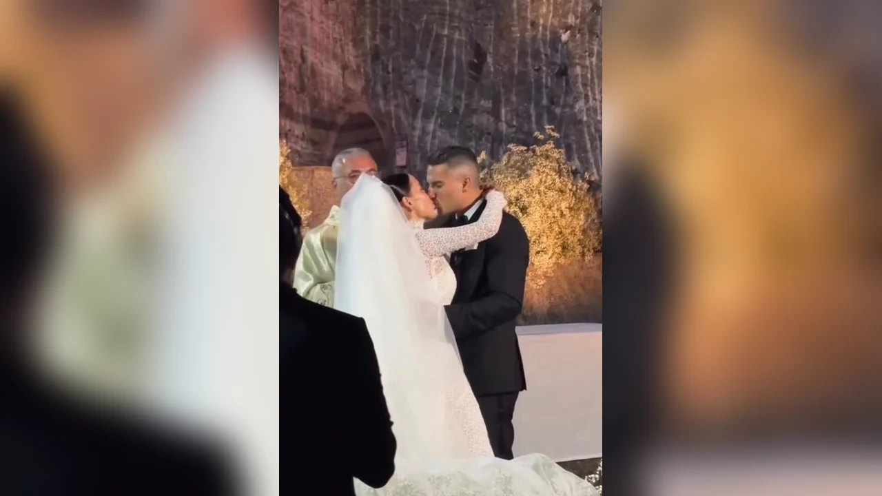 ¡Se dieron el sí! Pipe Bueno y Luisa Fernanda W se casaron en la Catedral de Sal de Zipaquirá 2 El beso de Pipe Bueno y Luisa Fernanda W en su boda en la Catedral de Sal
