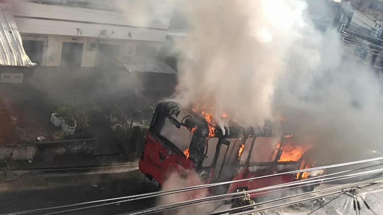 Incendio de bus de Transportes Medellín en el barrio Castilla
