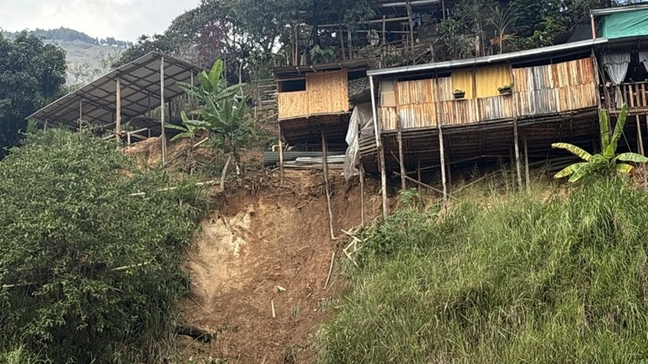Movimiento en masa en el sector La Sonora, en Bello, con viviendas sobre la ladera afectada