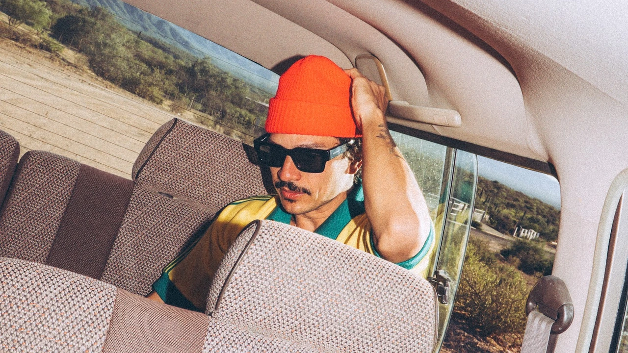 Caloncho en una fotografía promocional de "Túnel de Escape", dentro de un vehículo.