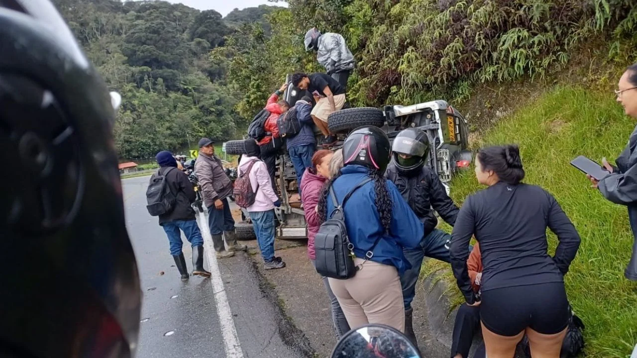 Accidente en Yarumal: campero volcado en las curvas de Bogotá