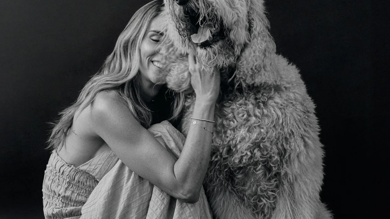 Karen Martínez abraza a Pluto, su perro golden doodle
