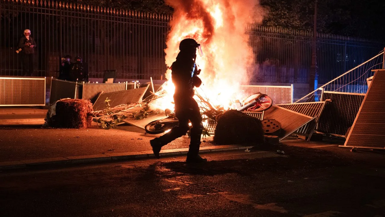 Barricada en llamas durante las protestas en Francia
