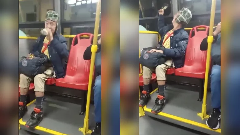 Captura de video: hombre vestido como El Chavo del 8 dentro de un bus de TransMilenio