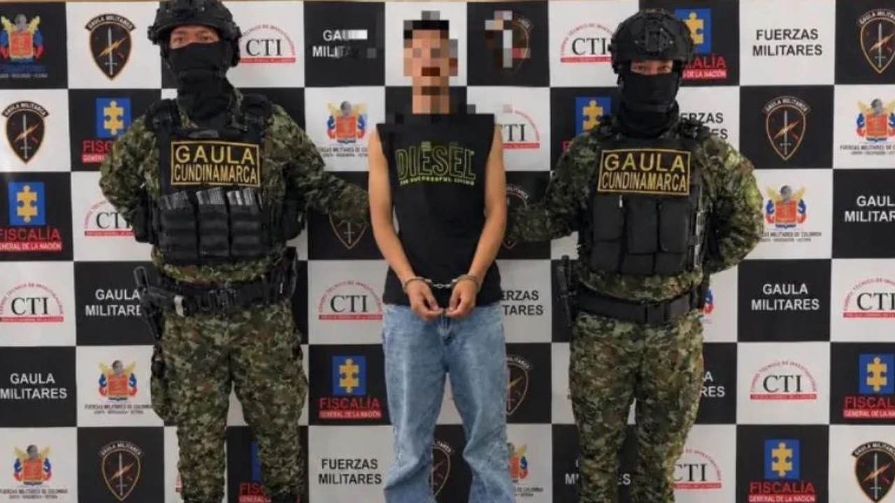 Hombre con rostro pixelado junto a integrantes del Gaula Militar durante el procedimiento de captura.