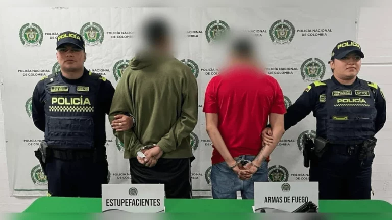 Dos capturados esposados junto a policías durante un operativo en Ciudad Bolívar, Bogotá