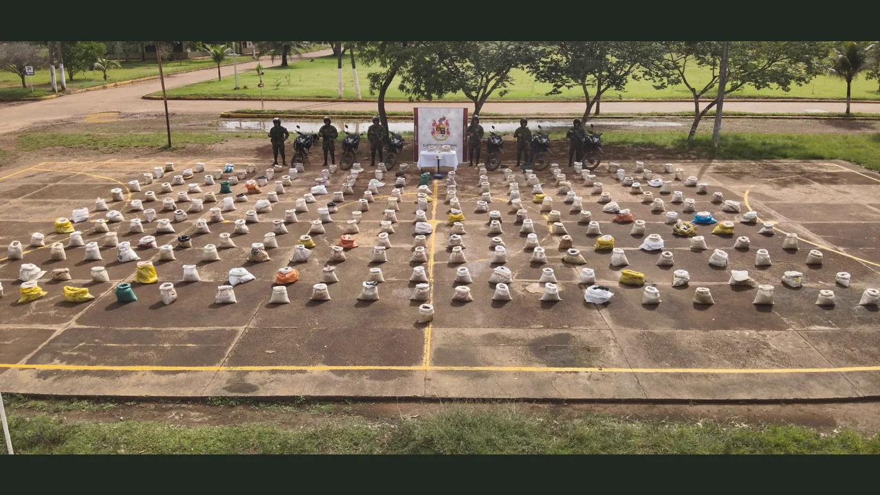 Cargamento de coltán incautado en Vichada, dispuesto en bultos frente a uniformados.