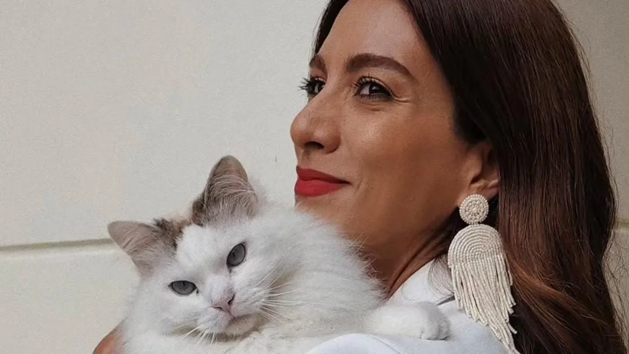 Andrea Serna con su gato Copito