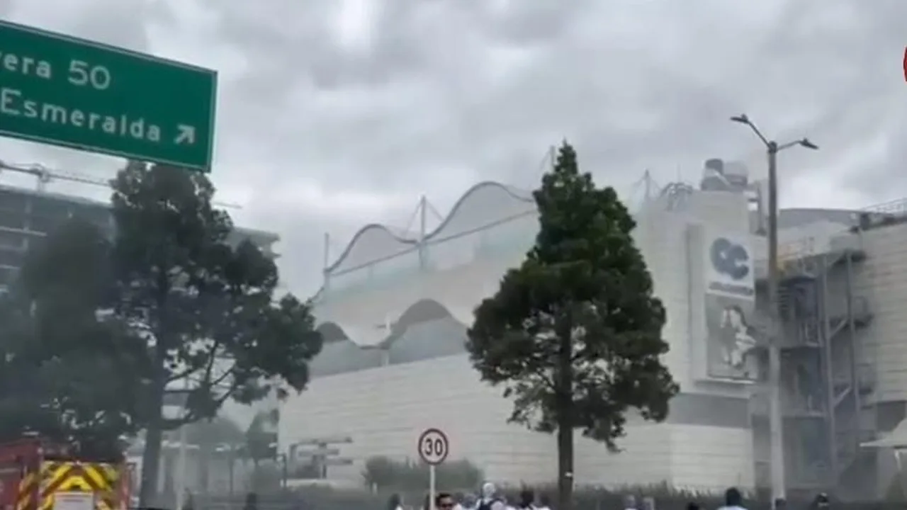 ¡Urgente! Incendio en el centro comercial Gran Estación de Bogotá: no reportan lesionados 2 Exterior del centro comercial Gran Estación durante la emergencia