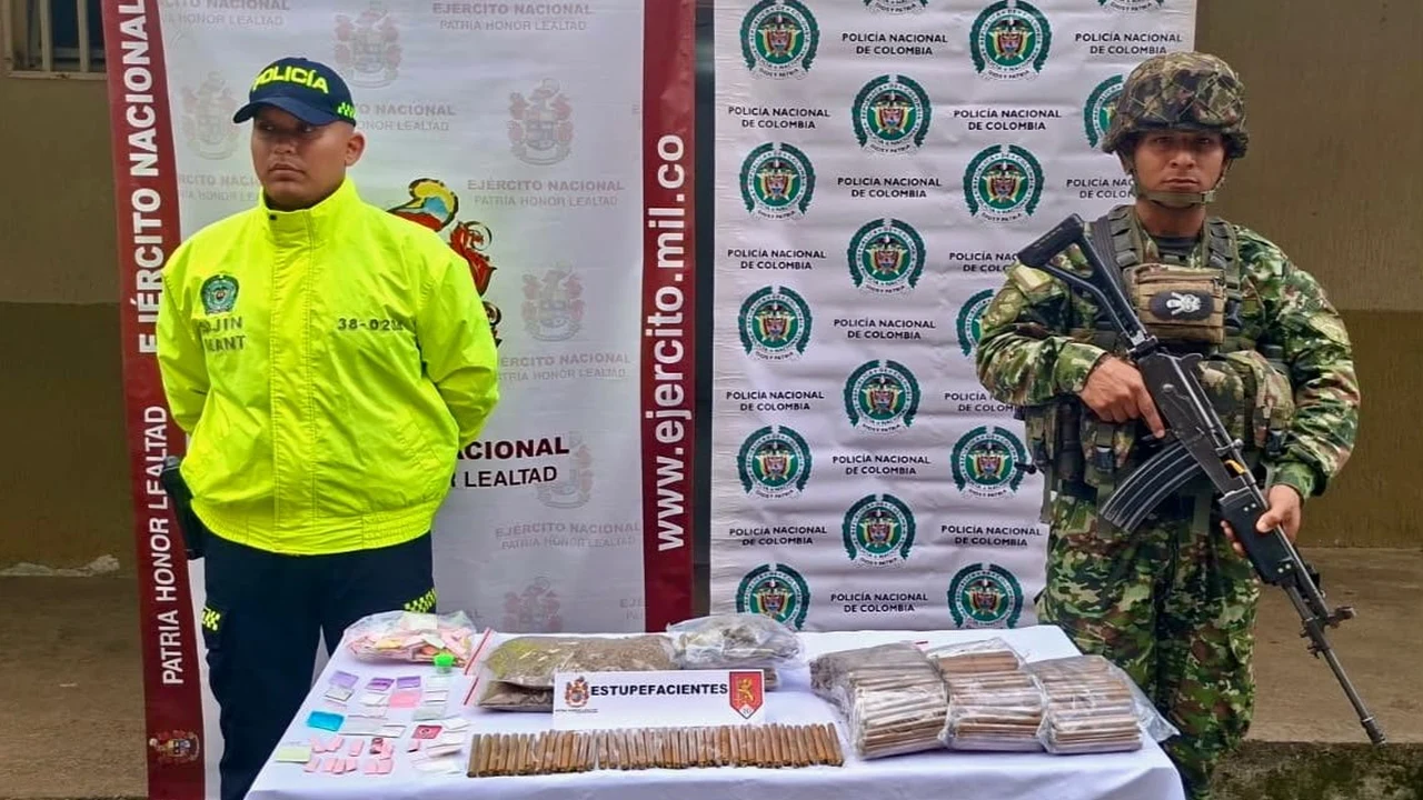 Soldados del Ejército y un policía muestran las dosis de droga halladas en San Andrés de Cuerquia, Antioquia