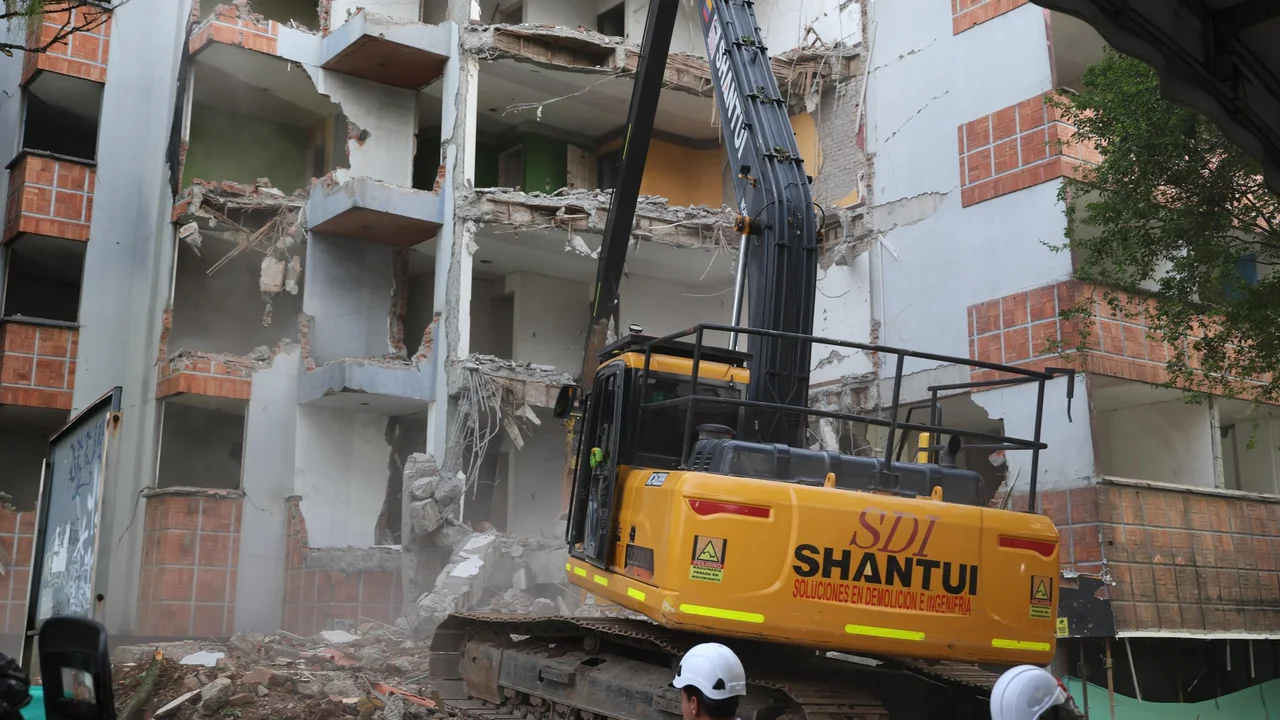 Demolición del edificio Arábico, afectado por el terremoto en Cali.