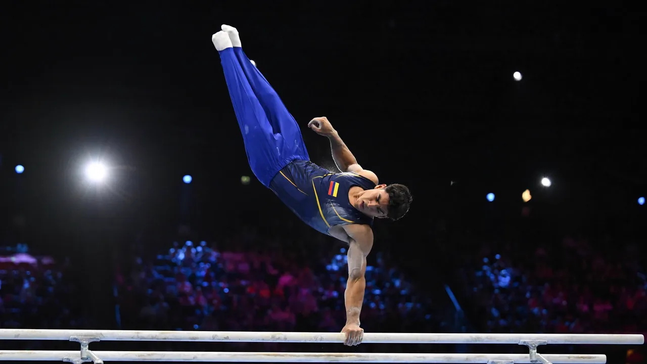 Ángel Barajas en las barras paralelas durante la final del All-Around del Mundial de Gimnasia Artística de Róterdam