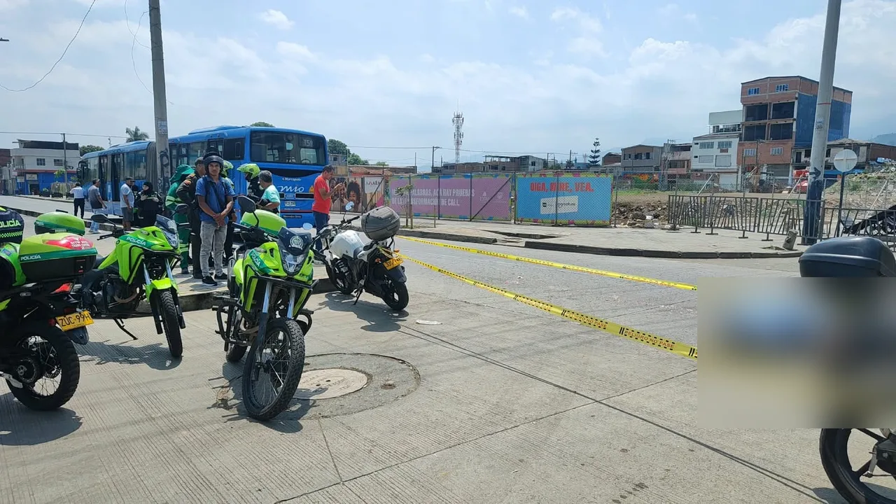 Escena del accidente entre un bus articulado del MIO y un ciclista en el centro de Cali