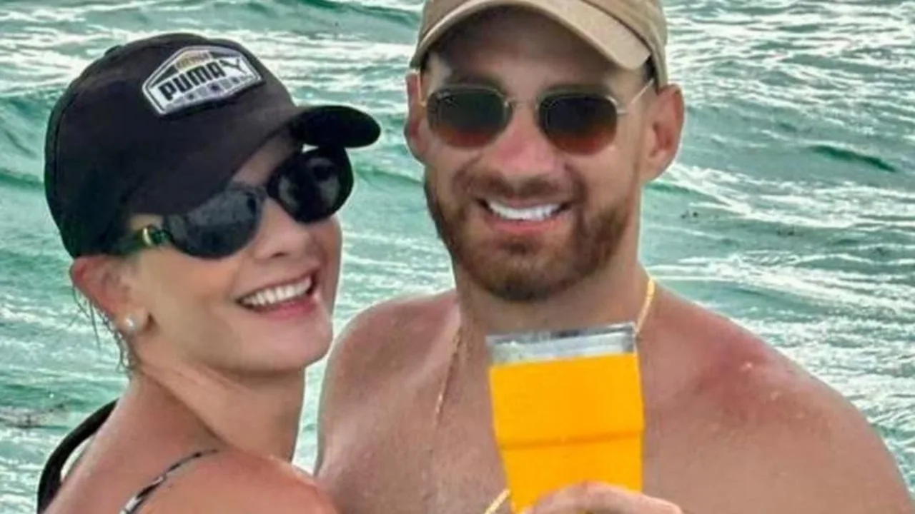 Carolina Cruz y su novio, el piloto Jamil Farah, disfrutando de un día de mar