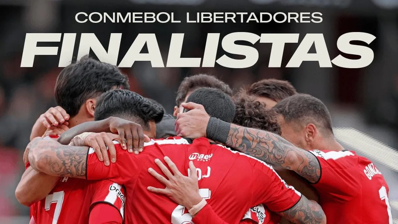 Jugadores de Estudiantes de La Plata celebran la clasificación a la final de la Copa Libertadores 2026