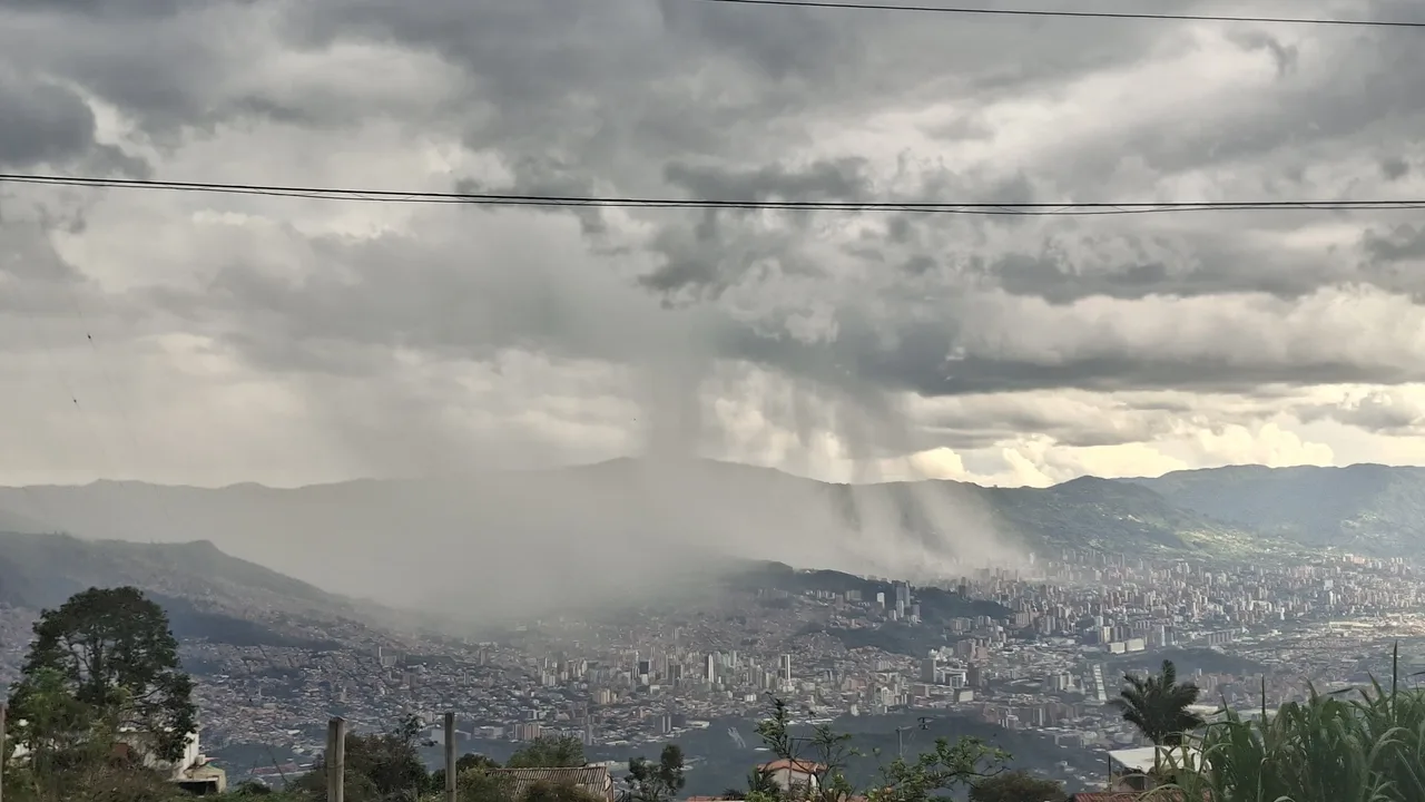 ¡Abríguense! Lluvias de esta tarde caen sobre Medellín y varios municipios del Valle de Aburrá