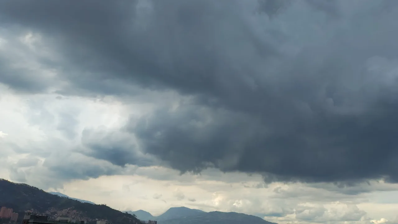 Nubarrones cargados de lluvia sobre el Valle de Aburrá