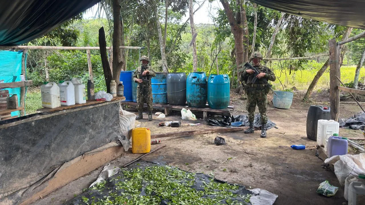Soldados del Ejército en un laboratorio de pasta base de coca destruido en Mapiripán, Meta
