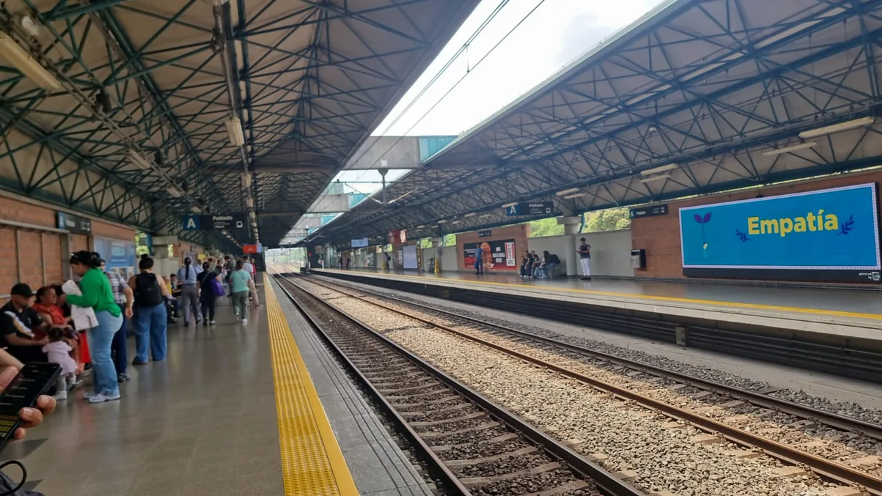 Usuarios en la plataforma y vías de una estación del Metro de Medellín