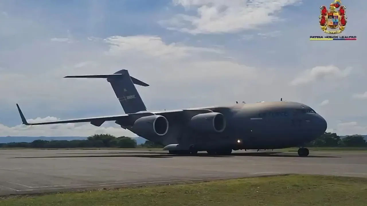 «Antioquia está lista»: Rendón reitera al presidente ser piloto de los entrenamientos con EE. UU. 1 Avión de la Fuerza Aérea de Estados Unidos en una pista en Colombia