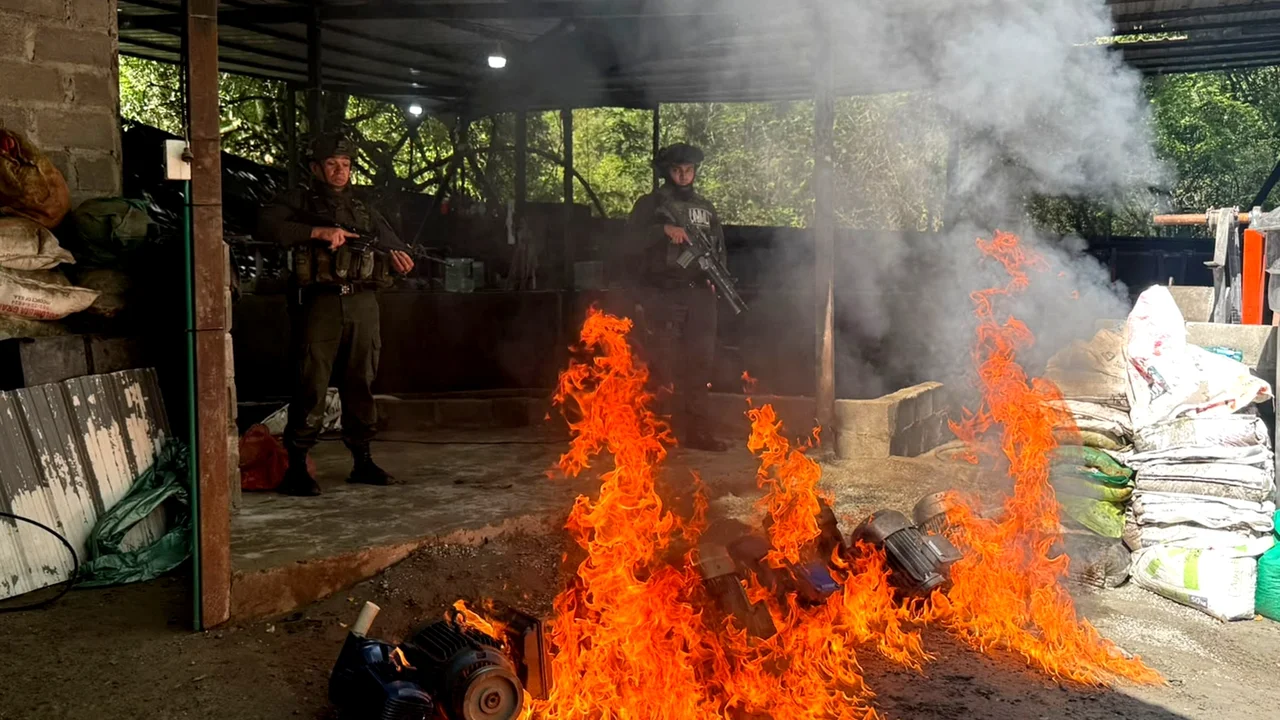Maquinaria destruida durante operativo contra la minería ilegal en Santa Fe de Antioquia