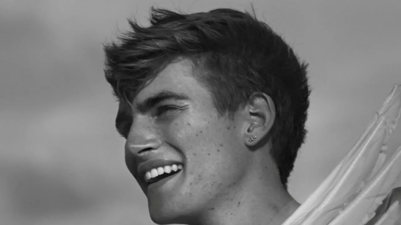 Presley Gerber sonriendo, en foto en blanco y negro publicada por Cindy Crawford
