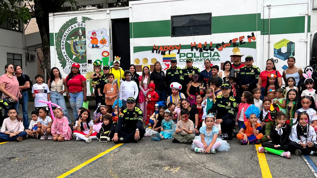 Uniformados de la Policía y niños disfrazados en una actividad por el Día Dulce en Antioquia