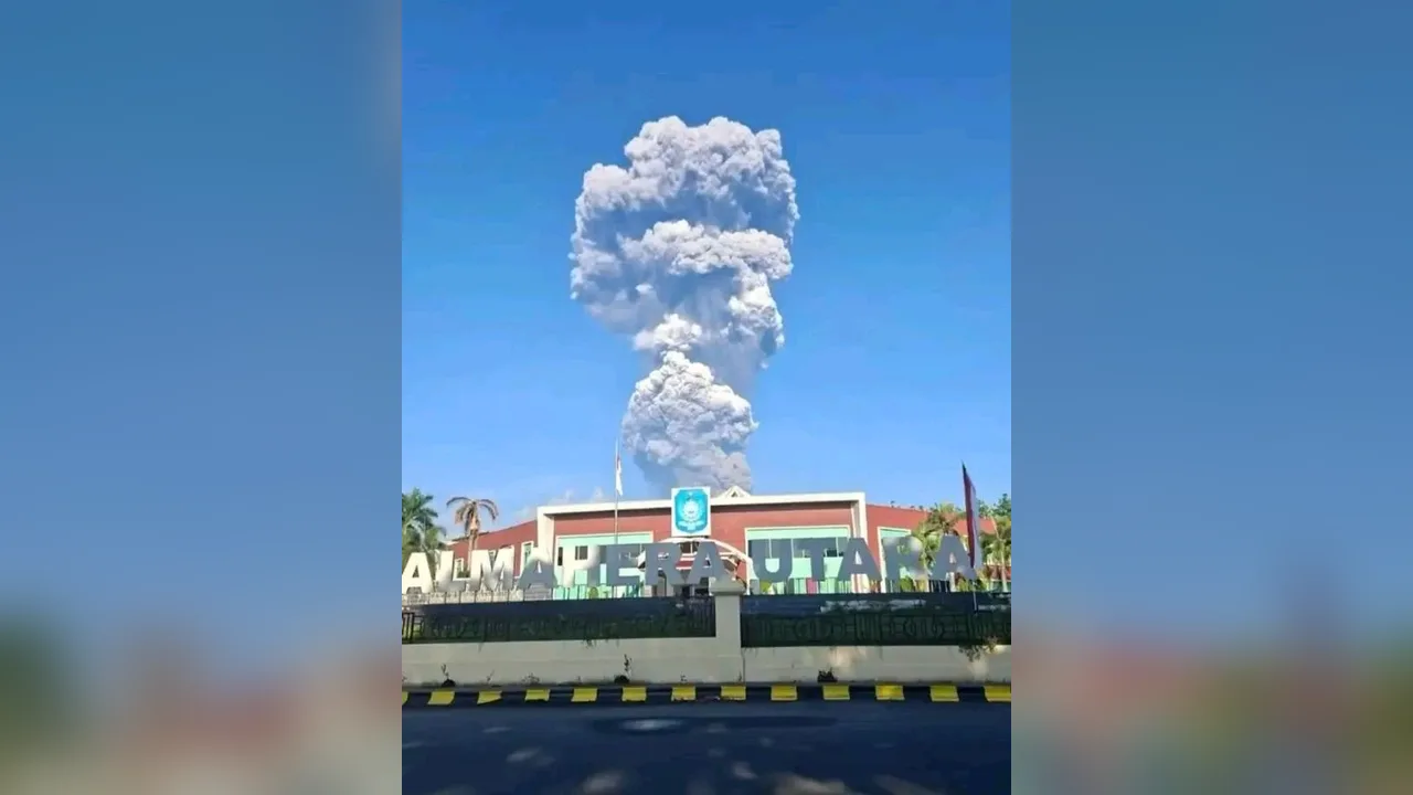 Volcán Dukono: la verdad tras el video viral de la tragedia de tres excursionistas en Indonesia 1 Columna de ceniza de la erupción del volcán Dukono vista desde Halmahera del Norte, Indonesia
