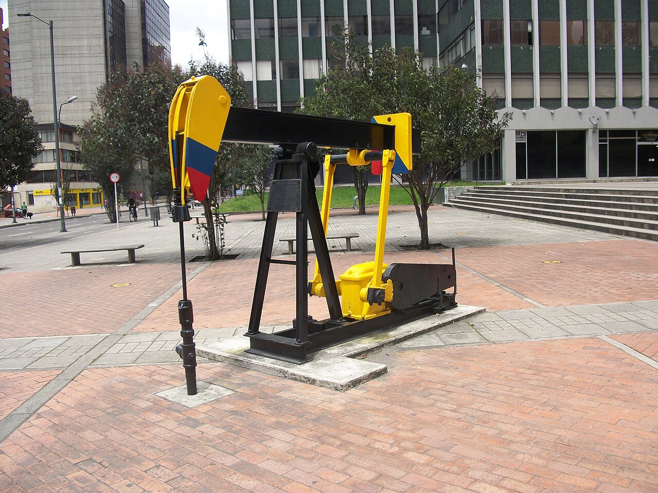 Bomba de extracción de petróleo frente al edificio de Ecopetrol en Bogotá