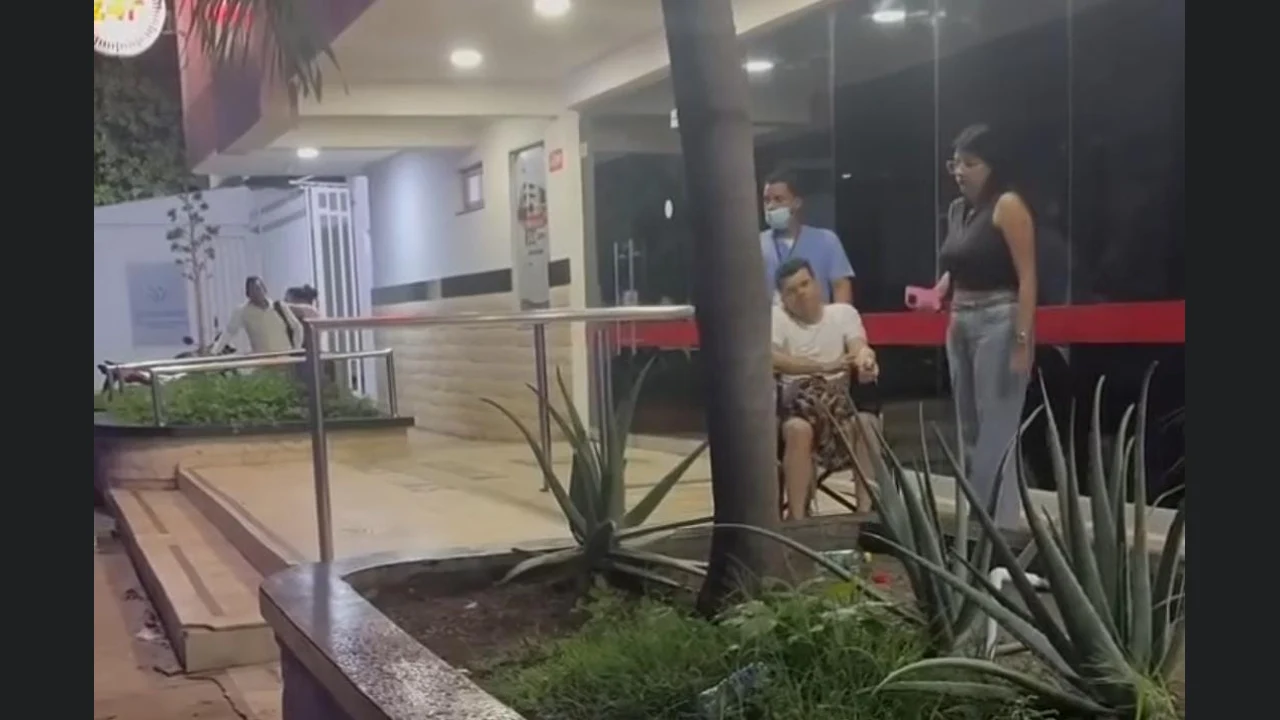 Salida de un centro asistencial tras el accidente de la agrupación de Kbeto Zuleta