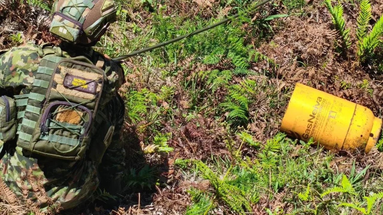 Soldado del Ejército con equipo antiexplosivos junto a un cilindro neutralizado en zona rural del Cauca