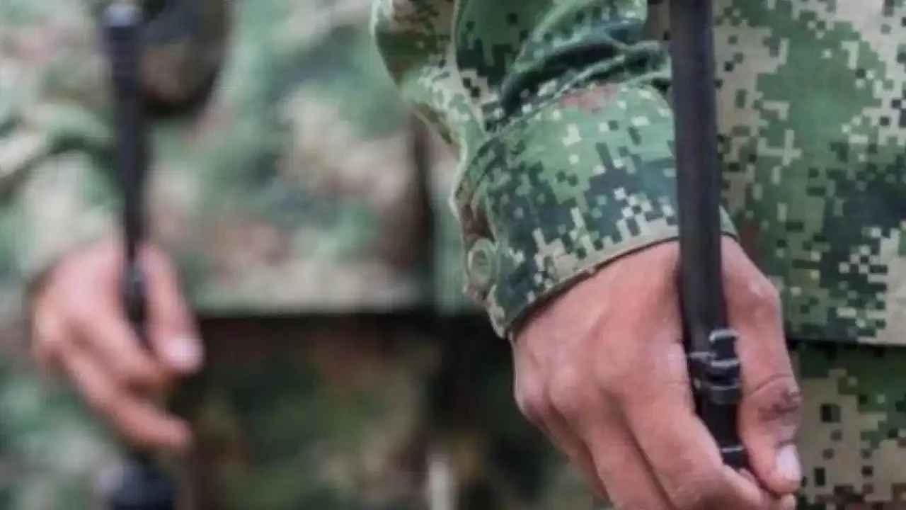 Uniformados del Ejército con equipos de comunicación. Imagen de referencia.