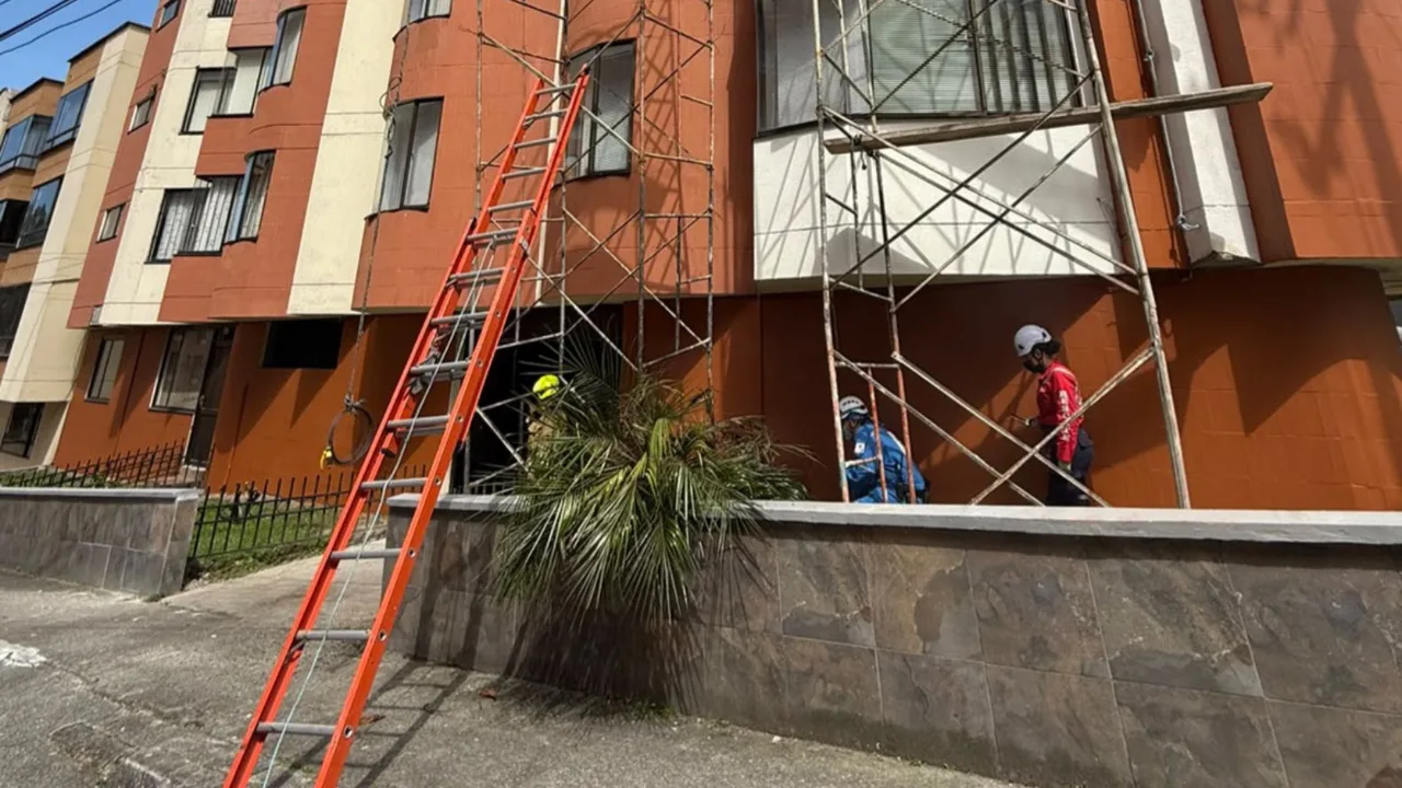 ¡Tragedia en Manizales! Dos obreros mueren electrocutados cuando un andamio tocó cables de alta tensión