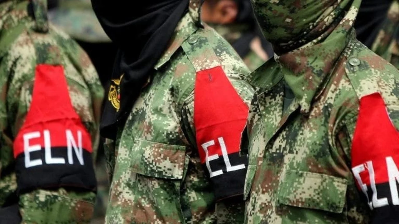 Uniformados con brazaletes del ELN, imagen de referencia