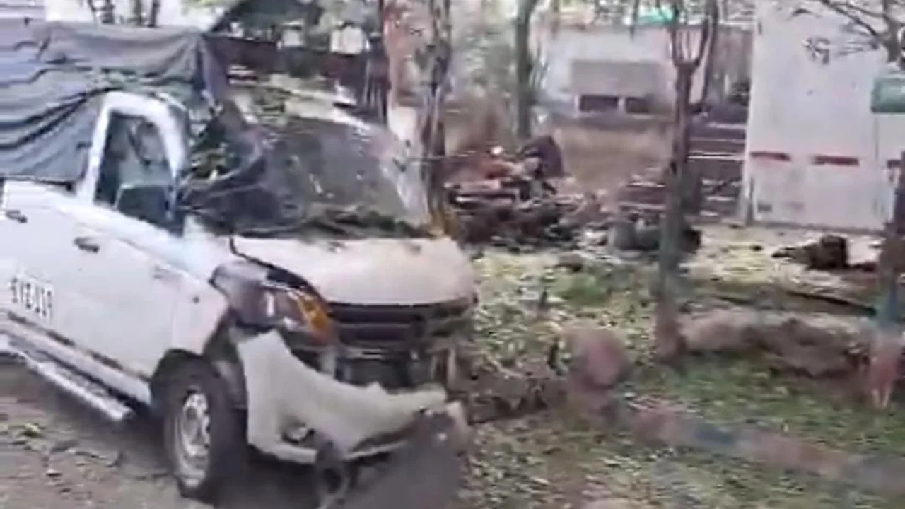 Vehículo afectado tras la explosión en Cúcuta, en el barrio Escobal