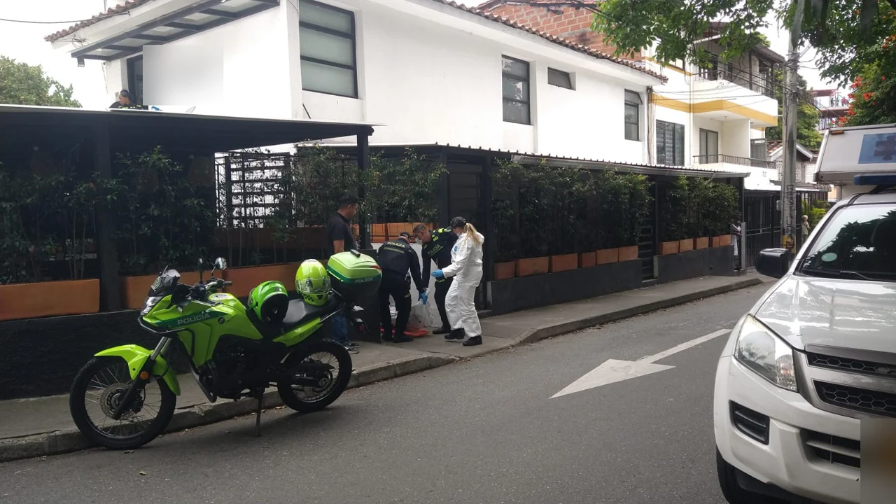 Policías y personal forense en el sector de Laureles, Medellín