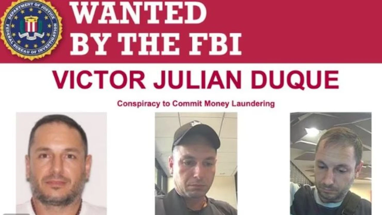 Cartel del FBI con las fotos de Víctor Julián Duque, buscado por conspiración para lavar dinero