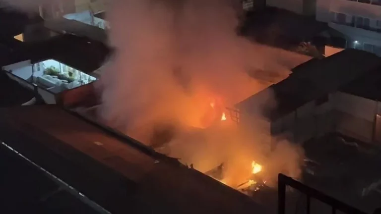 Madrugada de fuego en el centro de Medellín: bomberos ya controlaron el incendio de Villa Nueva