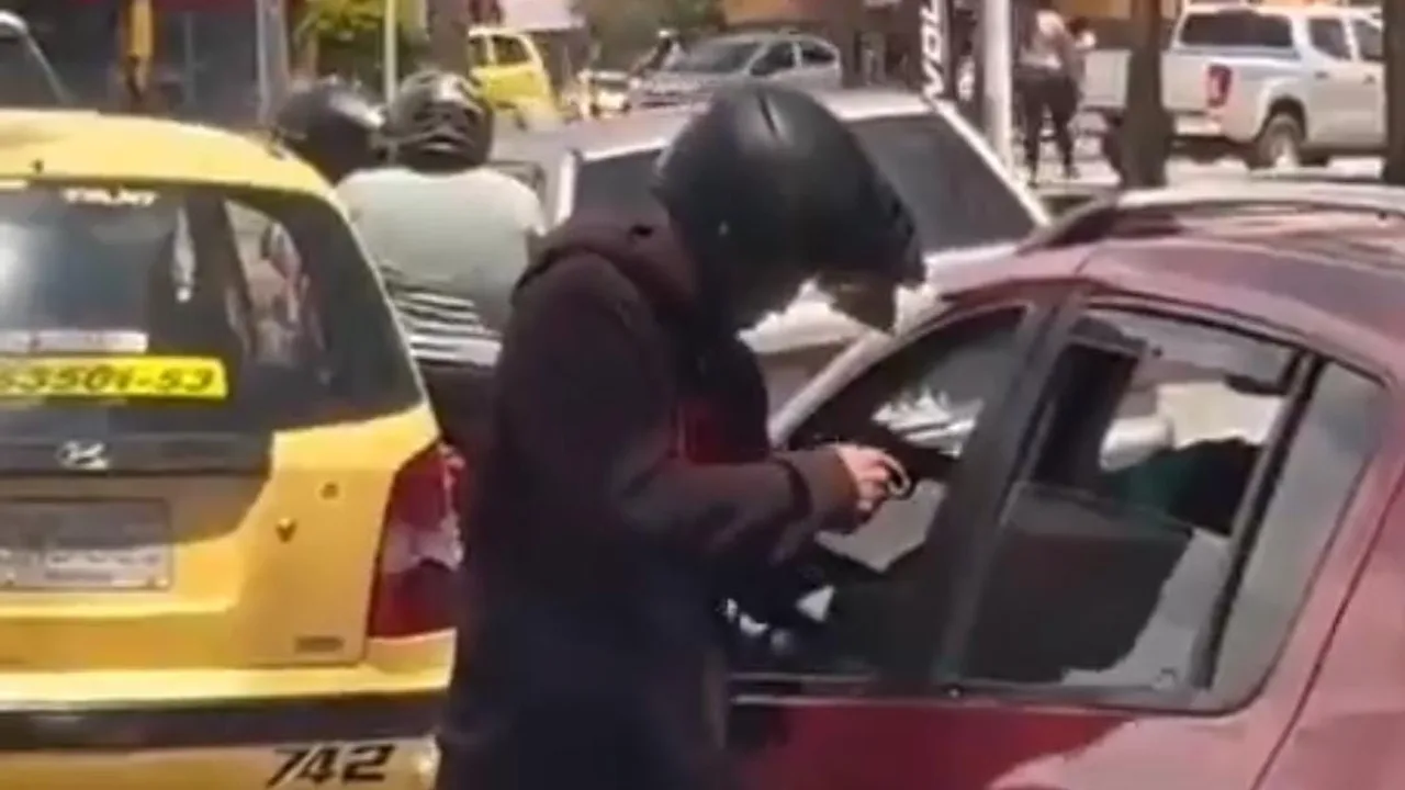 Hombre con casco amenaza con un arma al conductor de un carro en el sector de Catay, en Popayán
