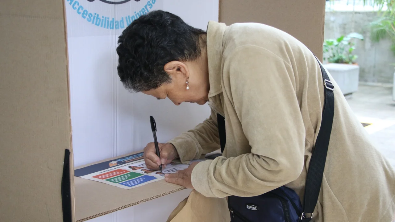Una ciudadana marca su voto durante las elecciones de los Comités Comunales de Inclusión en Medellín