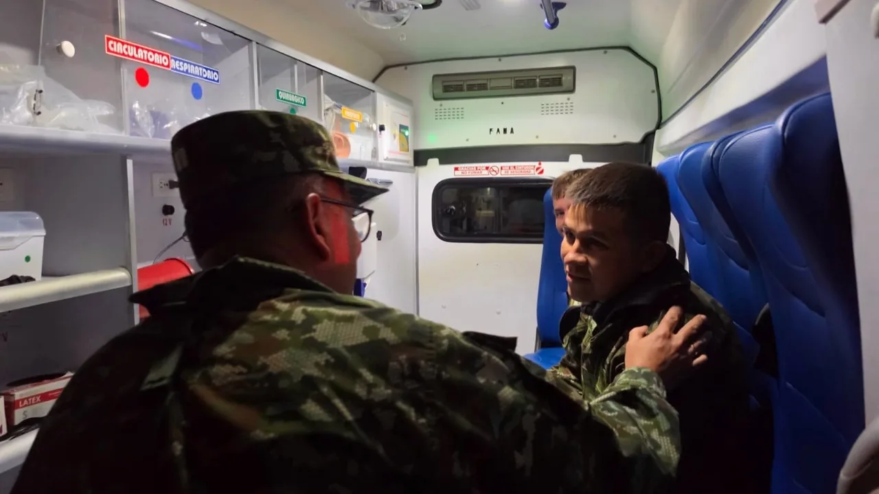 ¡Misión cumplida! Rescatan a los 13 soldados que quedaron en el páramo donde cayó el Black Hawk en Cauca 1 Soldados rescatados dentro de una ambulancia tras su evacuación del páramo de Inzá, Cauca