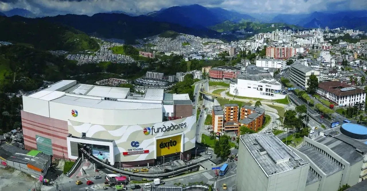 Hallan un cuerpo entre los escombros del incendio del centro comercial Fundadores de Manizales 2 Panorámica de Manizales con el centro comercial Fundadores