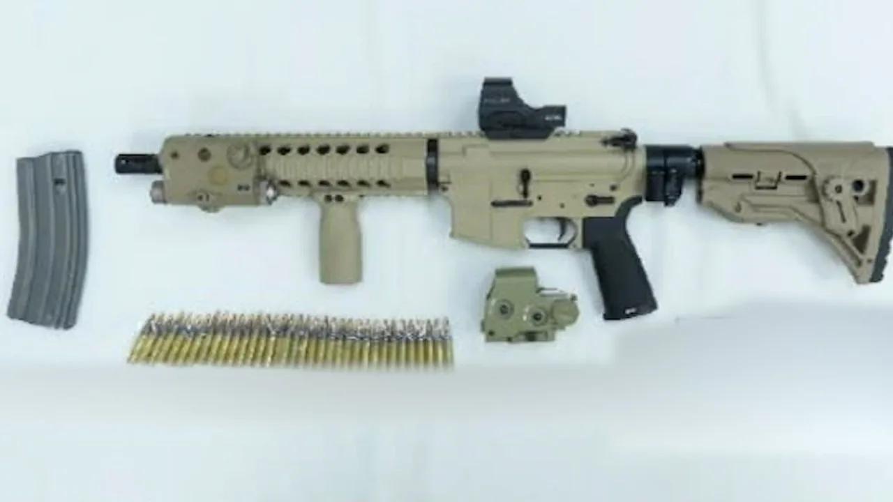¡Insólito! A reconocida influencer la iban a embargar en Cali y le hallaron un fusil y 977 cartuchos 1 Carabina Colt calibre 5,56 milímetros incautada en vivienda de Cali