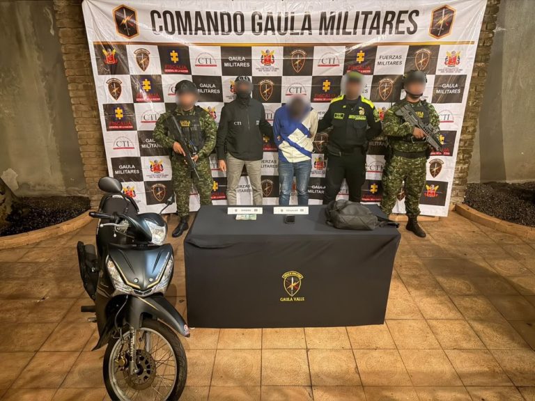 Integrantes del Gaula Militar y la Policía con el capturado y elementos incautados en Cali